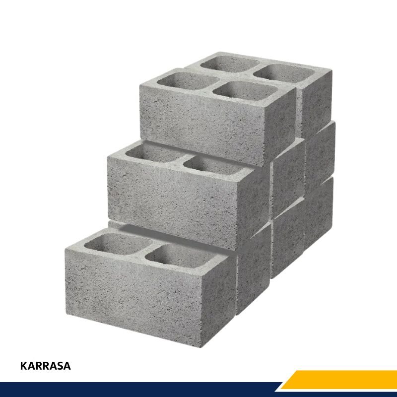 Bloques de concreto huecos de la marca Karrasa apilados sobre un fondo blanco.