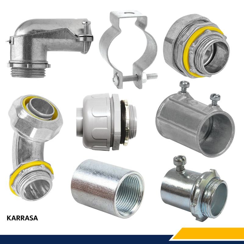 Imagen mostrando diversos accesorios de canalización eléctrica como conectores EMT rectos y en ángulo, abrazaderas y coples utilizados en instalaciones eléctricas. Accesorios Karrasa.