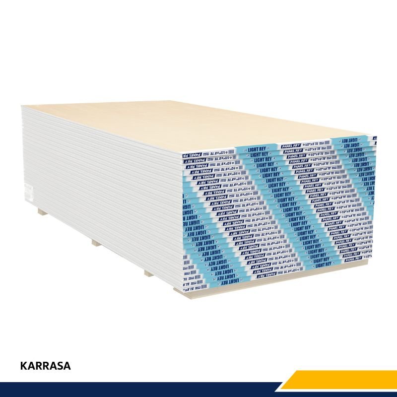 Paquetes de Panel Rey apilados listos para su distribución en obras de construcción.