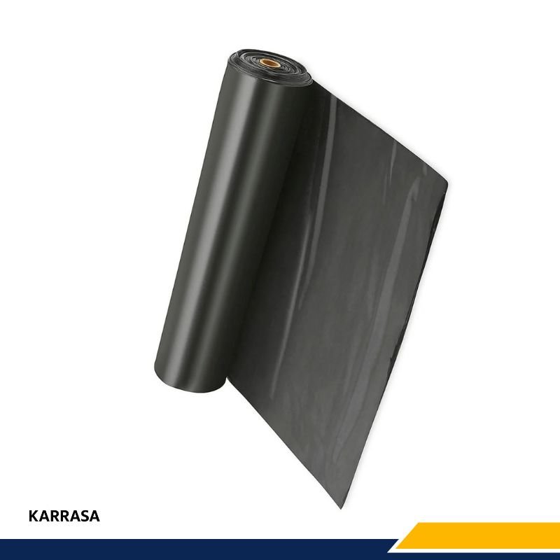 Rollo de plástico polietileno negro, material resistente e impermeable utilizado en diversas aplicaciones de construcción, disponible en Karrasa México.