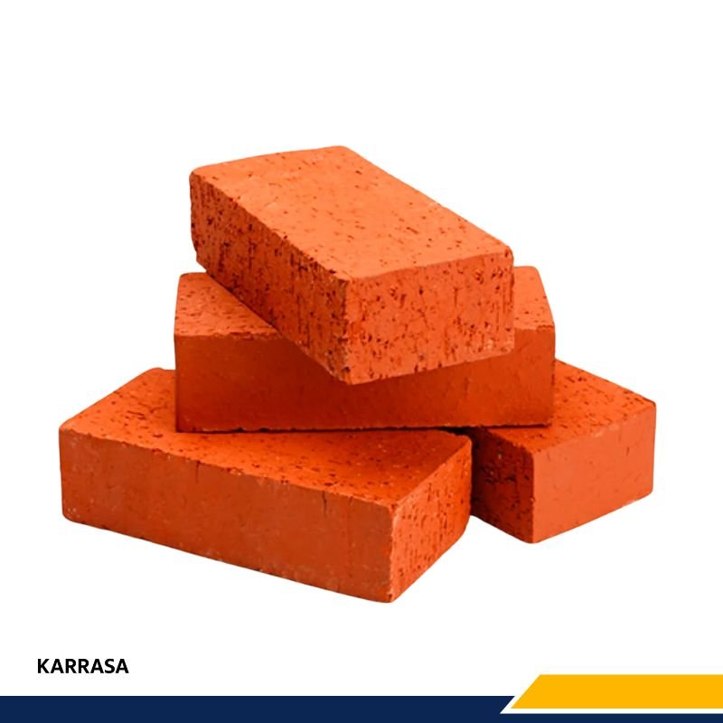 Primer plano de varios tabiques rojos apilados, ideales para la construcción de muros resistentes.
