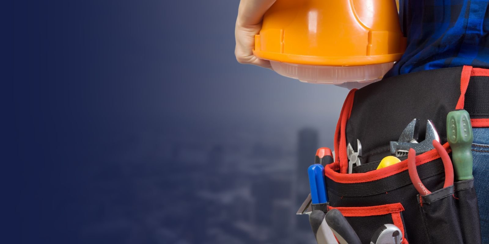 Trabajador de la construcción sosteniendo un casco y con un cinturón de herramientas variadas, simbolizando la disponibilidad de suministros en una ferretería por mayoreo para obras.