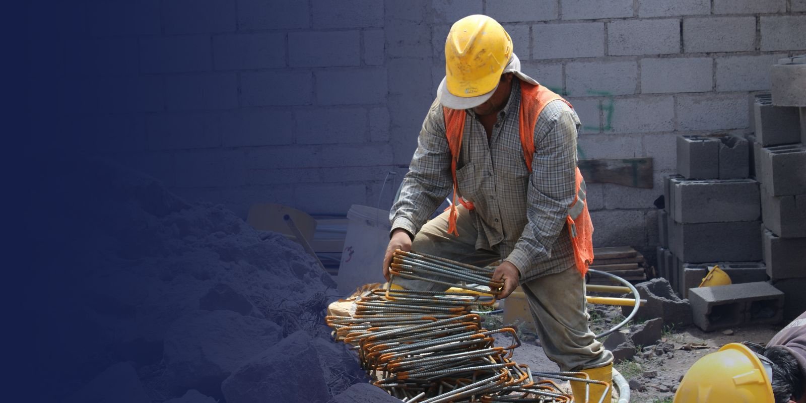 Varillas de acero apiladas en una obra de construcción, mostrando la importancia del suministro de materiales por un mayorista de ferretería.
