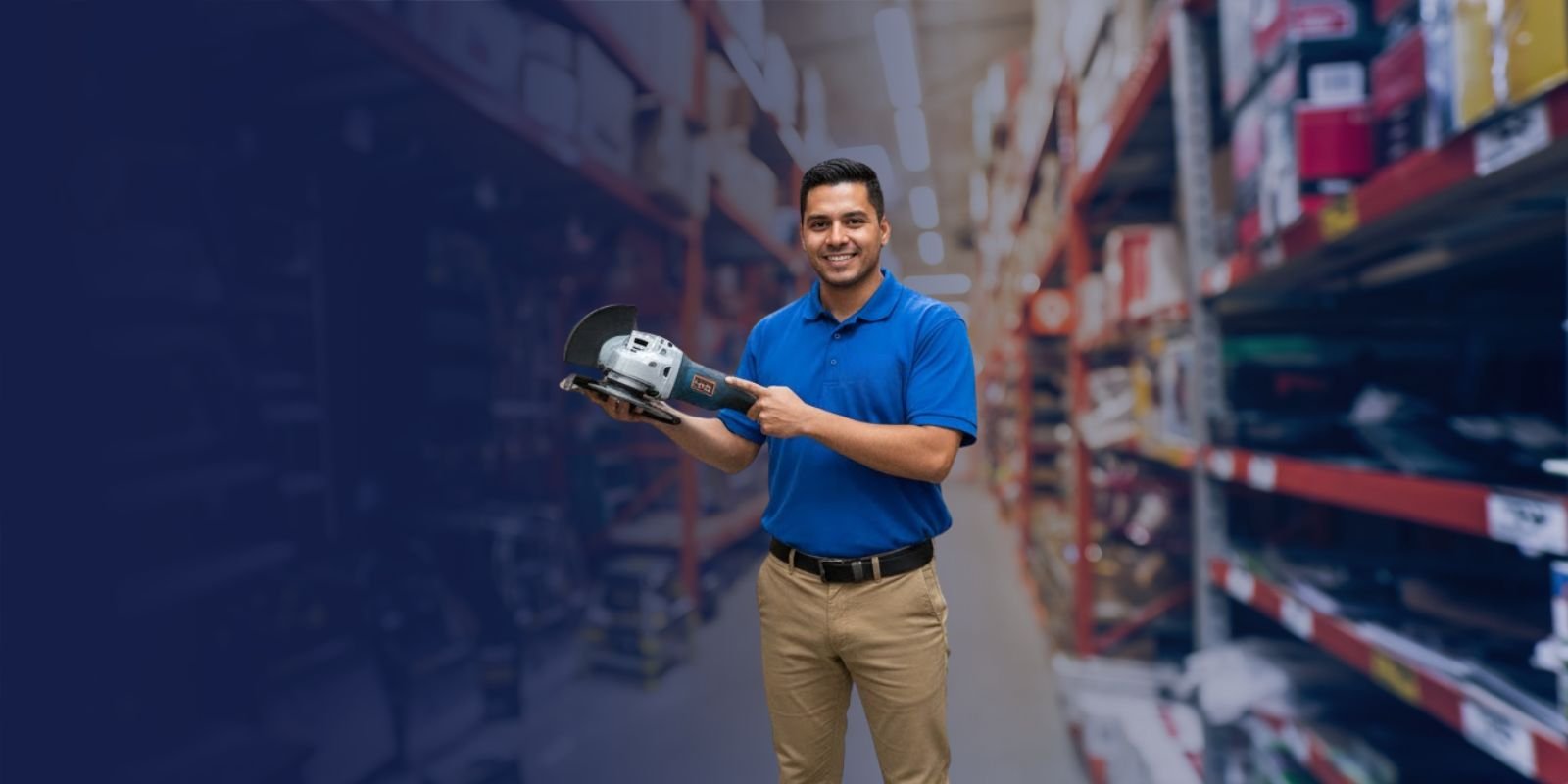Asesor de Karrasa en un almacén de herramientas, sosteniendo un esmeril angular de 9 pulgadas de uso industrial.