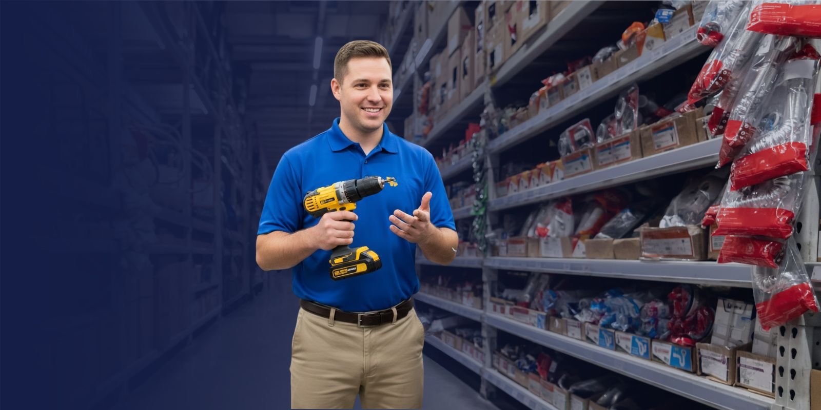 Asesor de Karrasa mostrando un taladro inalámbrico de 1/2 pulgada en el pasillo de un almacén de herramientas.